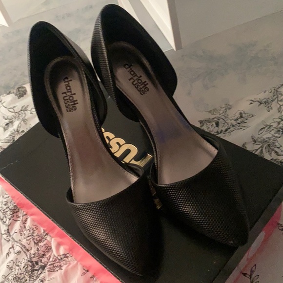 Black pointed heels - Picture 1 of 5